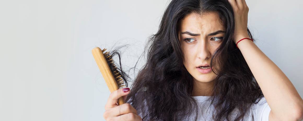 ¿Qué causa un cabello débil y dañado?
