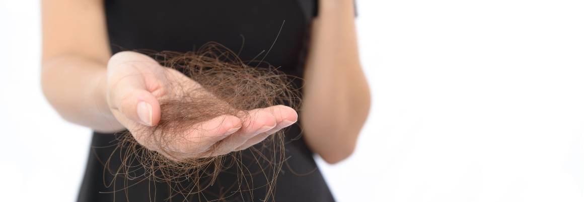 ¿Puede un desequilibrio hormonal provocar la caída del cabello en las mujeres?