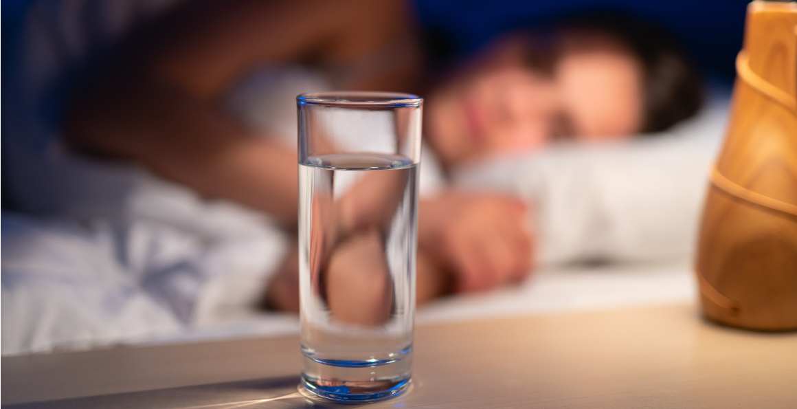 Beber agua fría antes de acostarse: la sorprendente conexión con un mejor sueño