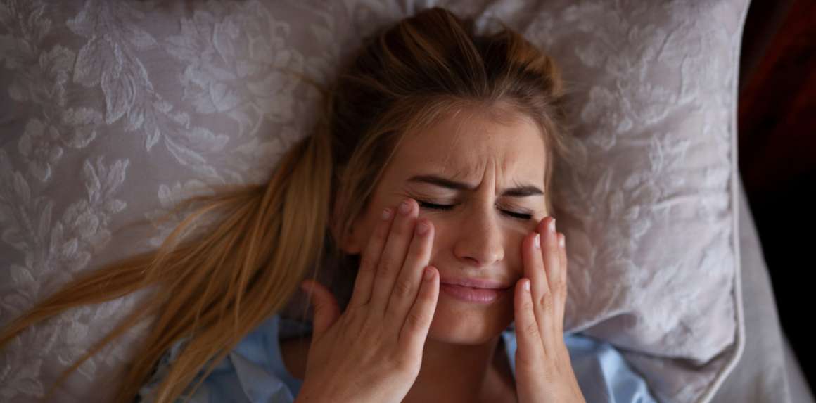Cómo dejar de apretar la mandíbula al dormir