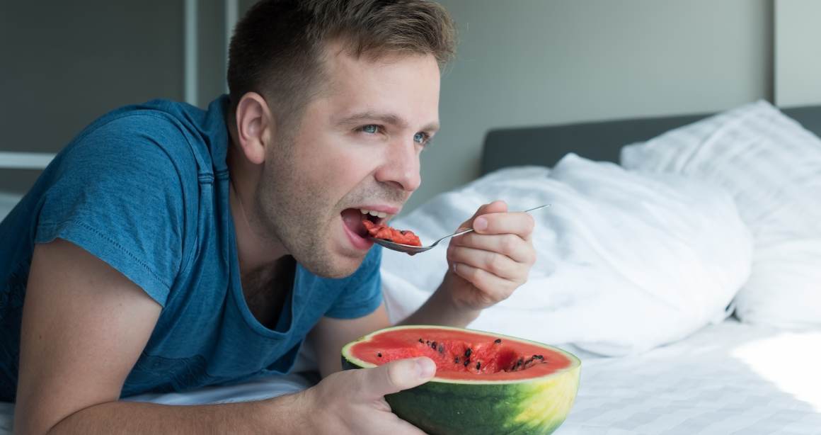 Pierda peso y queme grasa con estos tentempiés y alimentos para antes de acostarse