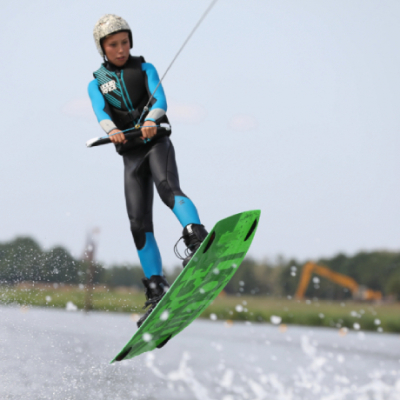 El rider de wakeboard Kick de Heer alcanza nuevas alturas con el patrocinio de Cibdol